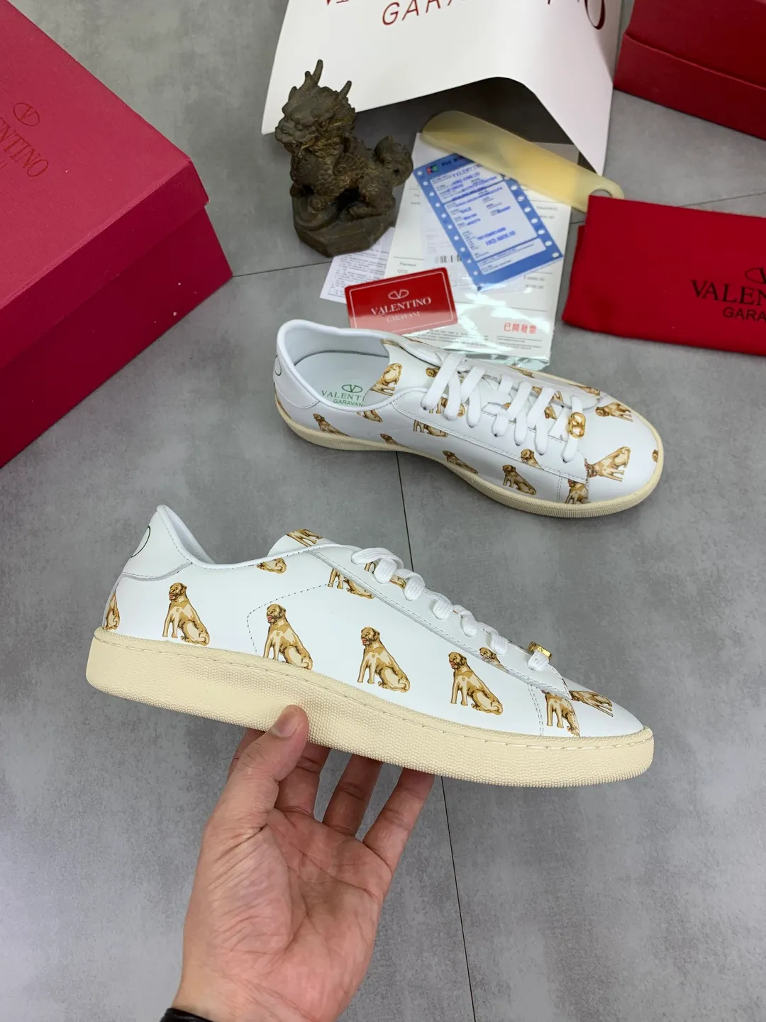 Men's men's shoes 💰P520 New style 💰 Top version Valentino Valentino 25/ Royco series Cherry 🍒Couple style Casual sneakers White shoes Original purchase and development Production Classic and timeless low-top sneakers outline a lazy silhouette, supplemented by low-key and restrained brand details, evolved into a must-have item in the wardrobe, comfortable and versatile!  ✔️Fabric: Original customized first-layer cowhide ✔️Inner lining: Imported breathable sheep lining ✔️Sole: Original molded anti-slip rubber material ✔️Size: 38-45
